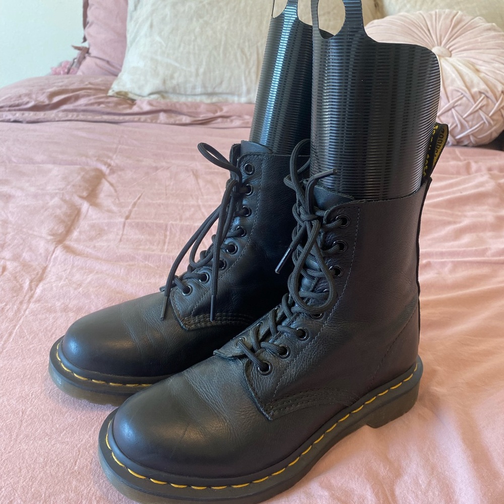 1460 Women’s Pascal Dr. Martens